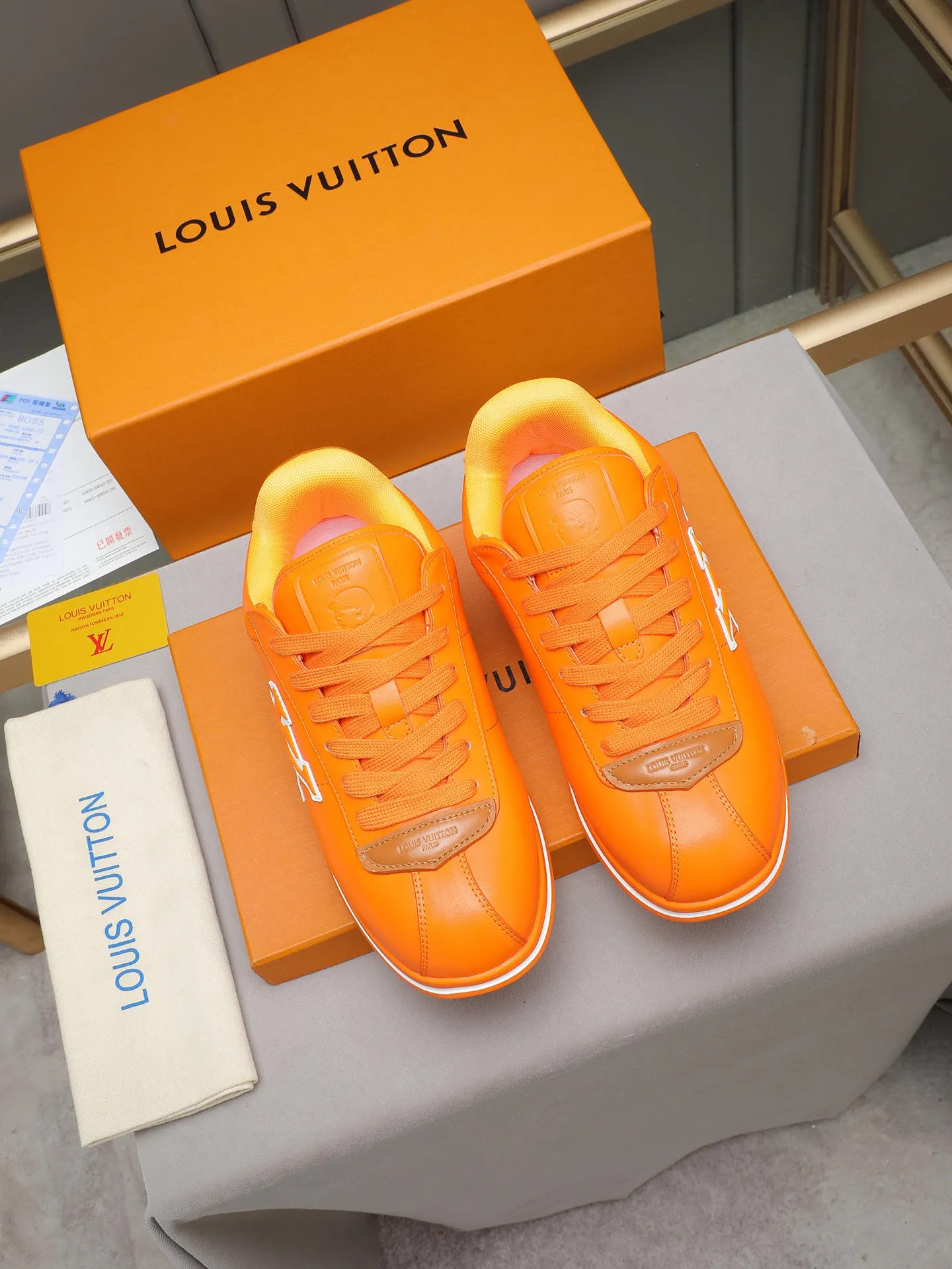 PP560 LV Louis Vuitton L Jialu Brand Runner Tatic Series Thick-soled Casual Sports Shoes Running Shoes Original purchase, development and production This LV Runner Tatic sports shoe combines technical materials such as mesh fabric and ribbons to interpret the inspiration of traditional mountaineering shoes. LV letters are written on one side, the lariat buckle of the quick lacing system is embellished with Monogram flowers and Louis Vuitton logos, and the light and wear-resistant rubber outsole completes the whole. ▪️Fabric: Original imported cowhide + mesh ▪️Inner lining: Original customized breathable mesh ▪️Sole: Original open-molded anti-slip rubber combination material ▪️Size: Men's 38-44 (customized for 45 and 46)